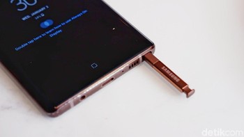 S-Pen kini dibekali Bluetooth, sehingga bisa dijadikan remote untuk sejumlah fitur. Foto: Adi Fida Rahman/detikINET