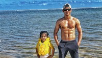Dikenal sebagai family man, Iko kerap mengajak sang putri olahraga. (Foto: instagram/iko.uwais)