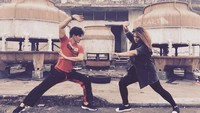 Nggak cuma sang putri, istrinya Audy Item pun diajak silat bareng! (Foto: instagram/iko.uwais)