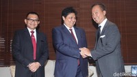 Airlangga Hartarto saat memberikan ucapan selamat kepada Menteri Sosial yang baru saja dilantik Agus Gumiwang (kanan) disaksikan Sekjen Partai Golkar Lodewijk Paulus saat di kantor DPP Golkar.