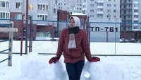 Tinggal di negara tropis, melihat salju adalah kemewahan tersendiri. Wajar kalo Aries begitu menikmati waktunya main salju. (Instagram/@aries_susanti)