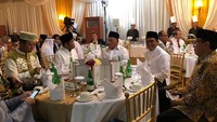 Ini foto ketika Idrus tengah menikmati menu buka puasa bersama Aburizal Bakrie, Akbar Tanjung dan Romahurmuziy. Momen buka puasa ini digelar di rumah dinas ketua DPR di Jakarta. Foto: instagram/twitter @idrusmarham5