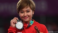 Rifda pamer medali perak di depan awak media.