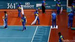 Aksi Mengeringkan Lapangan Tenis dengan Handuk