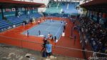 Aksi Mengeringkan Lapangan Tenis dengan Handuk