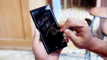 Samsung Galaxy Note 9. Sebagai suksesor, Galaxy Note 9 menghadirkan sejumlah peningkatan yang berguna bagi pengguna. Ponsel ini menawarkan layarnya yang ciamik, speaker yang memanjakan telinga dan kemampuan S-Pen. Foto: Adi Fida Rahman/detikINET