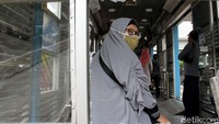 Beberapa kaca halte bolong akibat terkena pecahan batu saat tawuran antar warga terjadi.