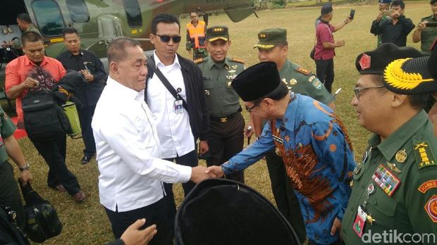 Heli Tempur yang Dinaiki Menhan Jadi Tontonan Ribuan Warga Ciamis