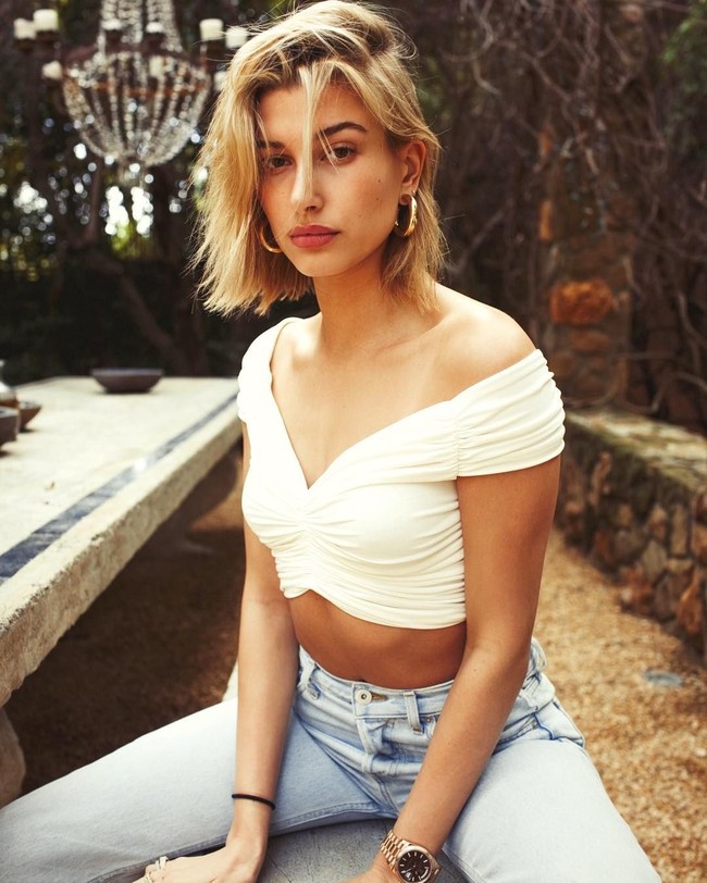 Tampil casual namun seksi dengan crop top model off shoulder dan jeans. Tubuh rampingnya didapat dari diet sehat yang dijalaninya. Ia diketahui gemar makan banyak buah dan sayur. Foto: Instagram