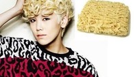 Yang suka mie instan mana suaranya? Artis K-Pop ini sengaja mengecat rambutnya warna blonde dan ditata seperti mie instan siap masak. Duh jadi lapar! Foto: Istimewa