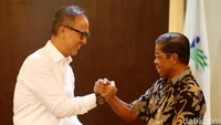 Idrus mengatakan, mereka berdua sama-sama dikader oleh Ginanjar Kartasasmita. Bedanya, Agus merupakan anak biologis sedangkan Idrus bukan.