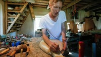 Fedynsky sedang membuat sebuah alat musik tradisional Ukraina bernama kobza. Alat musik ini digunakan dengan cara dipetik senar-senarnya. Valentyn Ogirenko/Reuters.