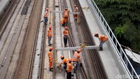 Pembangunan jalur rel LRT itupun hampir tersambung dengan jalur rel LRT dari Bekasi.
