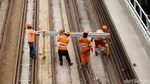 Rel LRT Jabodebek Dipasang, Ini Lho Penampakannya