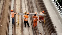 Sejumlah pekerja sedang memasang rel kereta ringan atau Light Rail Transit (LRT) di kawasan Makasar, Jakarta Timur, Jumat (24/8/2018).
