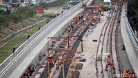 Proses pembangunan jalur kereta LRT ini dilakukan sejak pagi hingga sore hari.