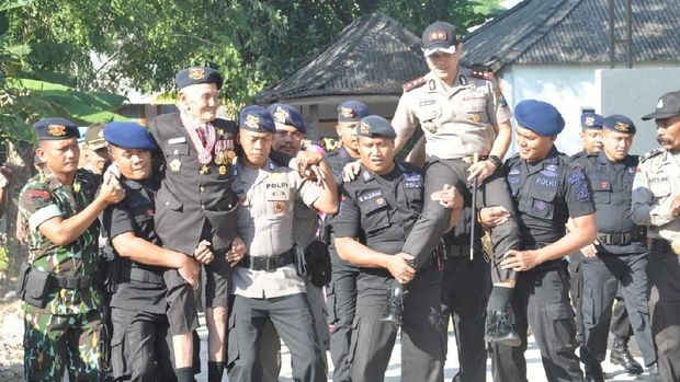 Bahagianya Saat Veteran Polisi Istimewa ini Hadiahi Rumah