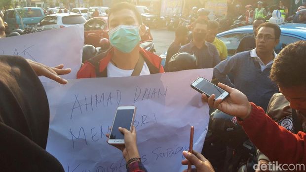 Bicara Deklarasi #2019GantiPresiden, Ahmad Dhani Didemo Mahasiswa