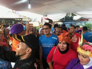 Lari 3 Km di Festival Ciliwung, Sandiaga Jadi Sasaran Selfie