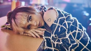 Grimes juga cukup sering menjadi model bagi sejumlah brand di bidang fashion. (Foto: Instagram)