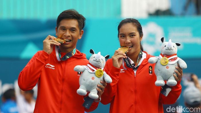 Christopher Rungkat/Aldila Sutjiadi meraih medali emas tenis Asian Games 2018 dari ganda campuran. (Rachman Haryanto/detikSport) Christopher Rungkat/Aldila Sutjiadi meraih medali emas tenis Asian Games 2018 dari ganda campuran. (Rachman Haryanto/detikSport)