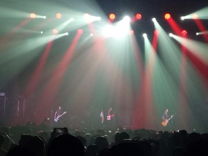 Kotak Buka Pesta Konser Paramore dengan Lagu Pesta