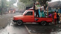 Sejumlah pedagang berusaha menyelamatkan barang-barangnya.