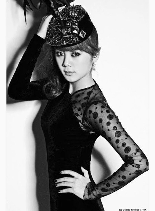 Melangsingkan tubuh dengan Photoshop sudah jadi hal biasa. Tapi jika dilakukan tidak sempurna justru akan membuat seseorang terlihat aneh. Seperti yang terjadi pada Hyelim, mantan personel Wonder Girls. Pinggang Hyelim dipangkas jadi lebih ramping dan rata. Sayangnya sang editor lupa meng-edit bayangannya. Foto: Dok. Koreaboo