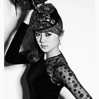 Melangsingkan tubuh dengan Photoshop sudah jadi hal biasa. Tapi jika dilakukan tidak sempurna justru akan membuat seseorang terlihat aneh. Seperti yang terjadi pada Hyelim, mantan personel Wonder Girls. Pinggang Hyelim dipangkas jadi lebih ramping dan rata. Sayangnya sang editor lupa meng-edit bayangannya. Foto: Dok. Koreaboo