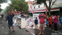 Terbakarnya Pasar Pon menyisakan duka bagi ratusan pedagang yang setiap hari mengais rezeki.