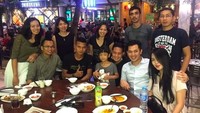 Masih momen makan bersama, kali ini Evan menikmatinya bersama keluarga BCN. Kira-kira mereka habis makan apa yaa? Foto: Instagram evhandimas