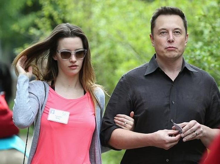 Para Wanita Seksi yang Menaklukkan Elon Musk