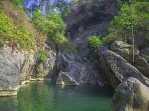 Segarnya Main Air di Kolam Purba Sanghyang Heleut