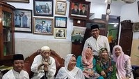 Berpose bersama Ibu Shinta Nuriyah, Yeni Wahid dan Romahurmuzy dan Mbah Maimoen Zubair. Semuanya sedang berbincang sambil menikmati jajanan pasar. Foto: instagram @atikoh.s