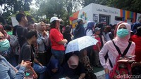 Calon penonton harus berpanas-panas untuk mendapatkan tiket bulutangkis Asian Games.