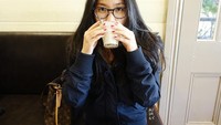 Duh, cantiknya! Hayo tebak apa yang sedang disesap Audrey? Ya, Segelas susu! Warm milk with sugar, tulisnya. Foto: Instagram audreyteguh