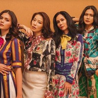 Lihat gaya wanita yang pernah jadi Gadis Sampul tersebut saat bersanding dengan para model kenamaan. Foto: Instagram @loemongga