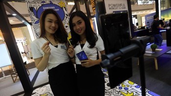 Untuk versi RAM 6GB dan ROM 12 GB, ditawarkan dengan harga Rp 13,499 juta. Sementara RAM 8 GB dan ROM 512 dilepas seharga Rp 17,999 juta. Foto: Samsung Indonesia