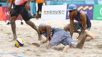 Gilang harus jatuh bangun untuk mengembalikan bola.