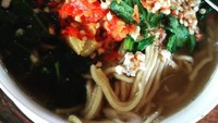 Yang unik, mie kuah ini pakai sawi hijau dan tetap diberi taburan bawang merah goreng. Terbayang kan wanginya? Foto : Instagram @dedyastono