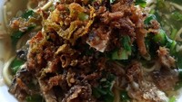 Suwiran cakalang atau tuna asap yang dibumbui rasanya pedas gurih. Bikin mie yang lentur mulur jadi enak rasanya. Foto : Instagram @lynculcath