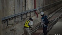 Shunting man juga akan memandu kereta masuk ke area peron dan memastikan jarak aman antara badan kereta dengan peron telah terpenuhi. Foto: Dok. PT MRT Jakarta