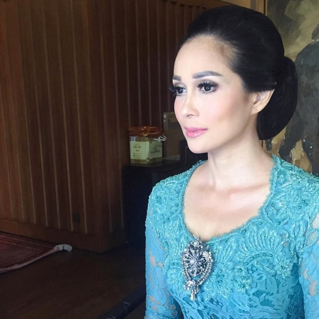 Begini tampilan cantiknya saat pakai kebaya. Foto: Instagram @loemongga