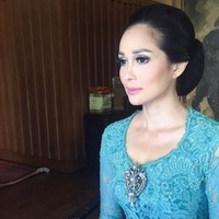 Begini tampilan cantiknya saat pakai kebaya. Foto: Instagram @loemongga