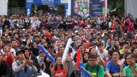 Warga memadati lokasi acara nobar di kawasan GBK.