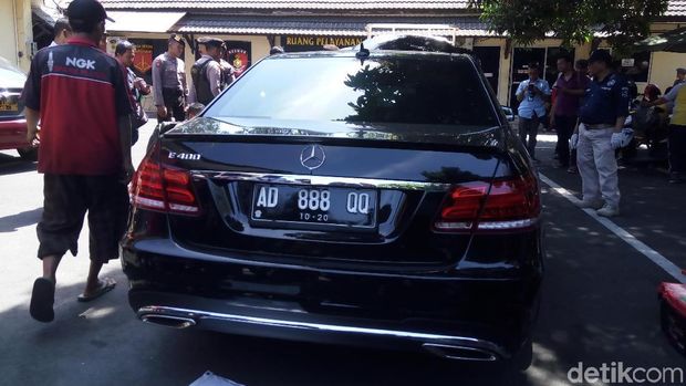 Melihat Kerusakan Mobil Mewah yang Dikendarai Iwan Adranacus Melihat Kerusakan Mobil Mewah yang Dikendarai Iwan Adranacus