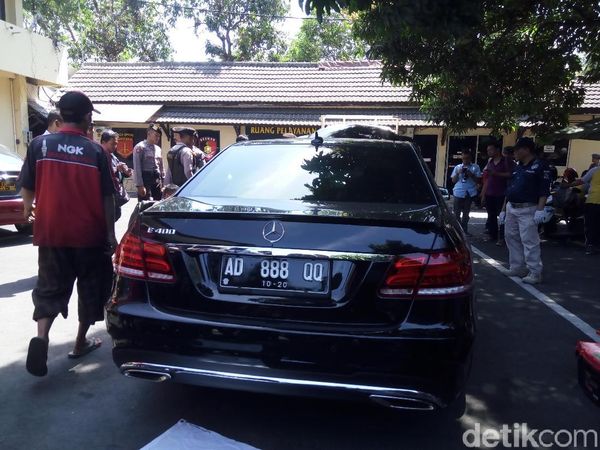 Adegan Rekonstruksi Iwan Adranacus Sengaja Tabrak Mati Pemotor