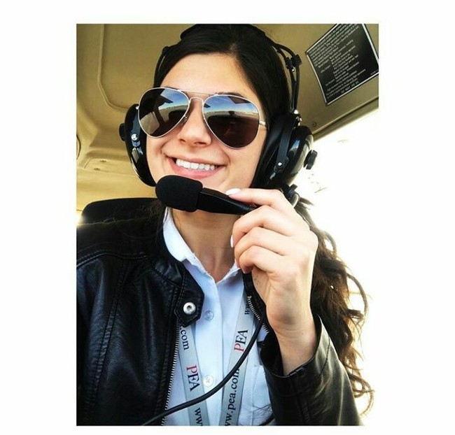 Pada industri penerbangan, pilot memang didominasi oleh pria. Kaum wanita hanya lima persen paling banyak yang berprofesi sebagai pilot. Salah satunya adalah Dilan. Foto: Instagram Dilan Cucuzza