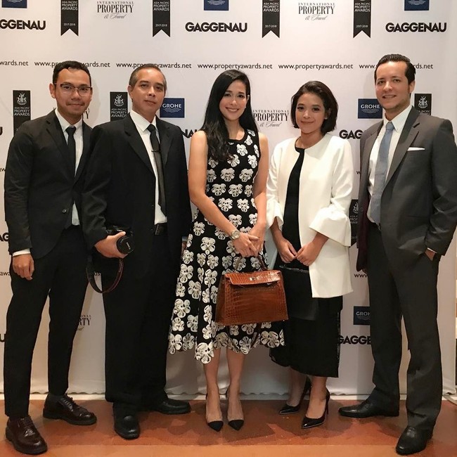 Wanita kelahiran 1973 tersebut diketahui merupakan Presiden Direktur PT Asiana Lintas Cipta dan founder KEP Media Production House. Foto: Instagram @loemongga