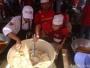 Purwokerto Pecahkan Rekor Dunia dengan Menggoreng 17.818 Tempe Mendoan